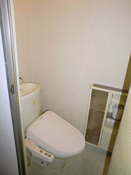 画像12:ウォシュレット付きのトイレ。