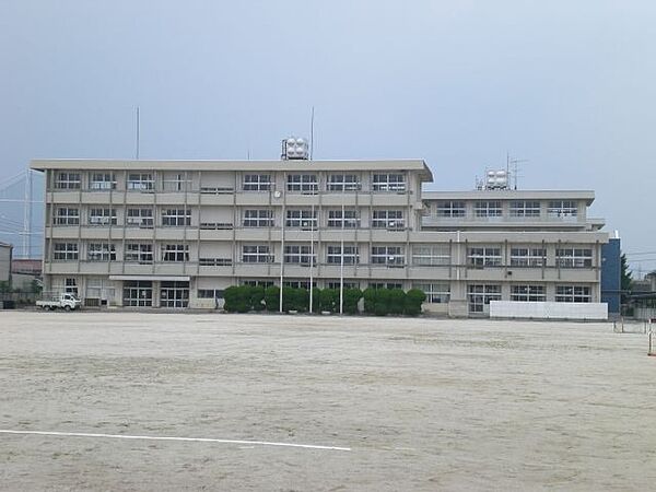 画像24:中学校「神戸町立神戸中学校まで581m」