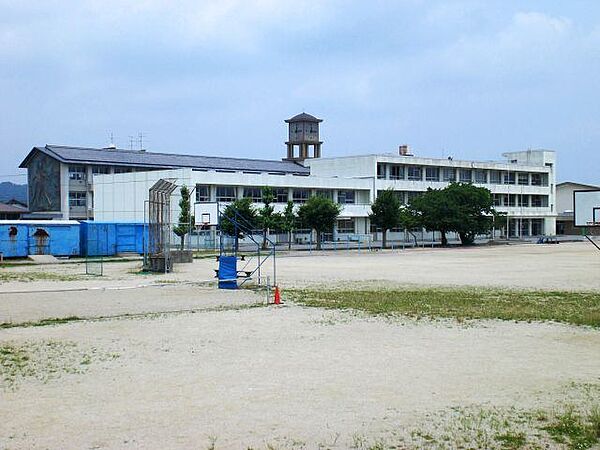 画像26:中学校「垂井町立不破中学校まで796m」