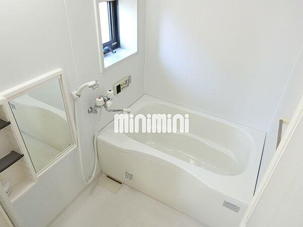 画像6:便利な鏡付きの浴室です