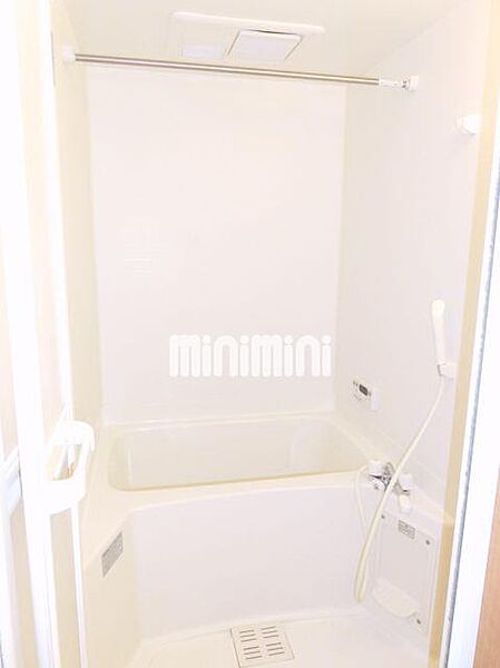 画像6:追い焚き、浴室乾燥機能付きで便利なバスルーム。