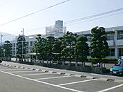 病院「新生病院まで1300m」