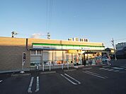 コンビニ「ファミリーマートまで310m」