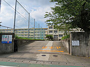 小学校「各務原市立那加第一小学校まで616m」