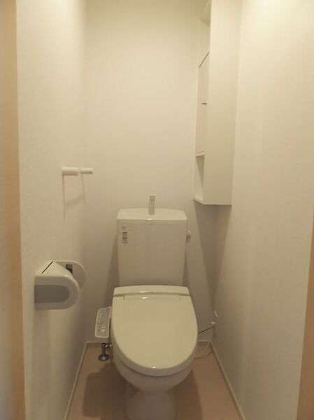 画像7:収納棚のあるトイレ