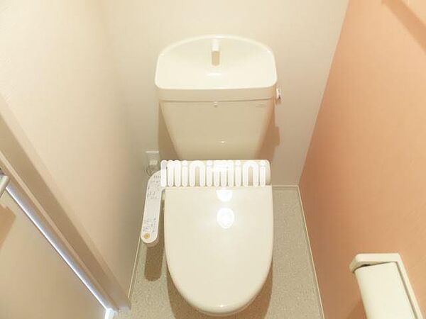 画像6:トイレは温水便座つき