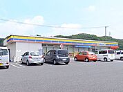 コンビニ「ミニストップまで1100m」