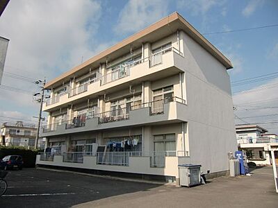 外観:重量感のある建物です。 外観:重量感のある建物です。