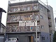 レトロな外観です。一階にカラオケ喫茶有り。