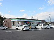 コンビニ「ファミリーマートまで570m」