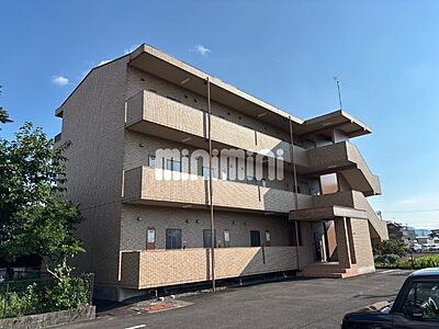 外観：重厚感あるタイル張り