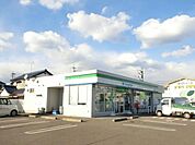 コンビニ「ファミリーマート美濃加茂清水店まで810m」