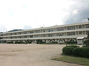 小学校「川辺町立川辺西小学校まで464m」