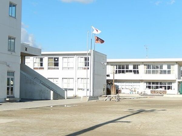 画像19:小学校「羽島市立中央小学校まで670m」