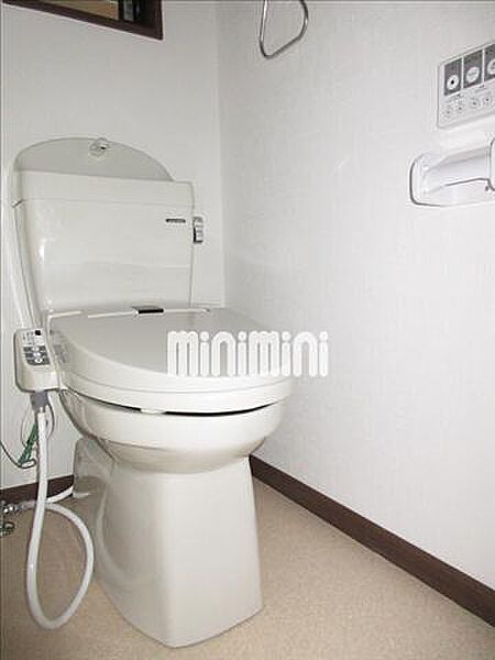 トイレ：清潔な洗浄機能付温水シャワートイレ