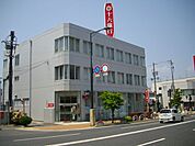 銀行「十六銀行まで860m」