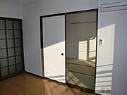 洋間から和室への眺め。