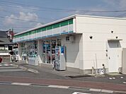 コンビニ「ファミリーマートまで710m」