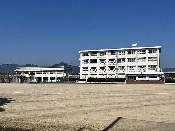 画像15:中学校「関市立下有知中学校まで1074m」