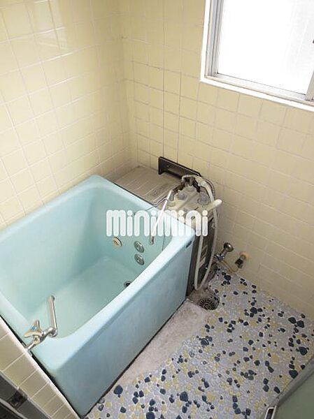 画像9:爽やかなブルーのお風呂
