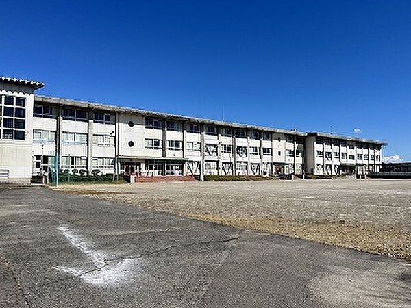 画像21:小学校「関市立瀬尻小学校まで1002m」
