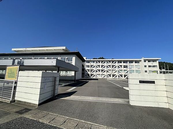 画像24:中学校「関市立緑ケ丘中学校まで1774m」