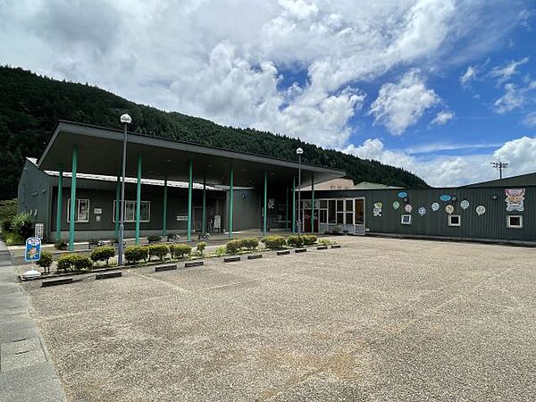 周辺：幼稚園、保育園「八幡幼稚園まで660m」