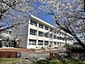 周辺：小学校「関市立桜ケ丘小学校まで922m」