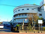小学校「朝日町立朝日小学校まで1590m」