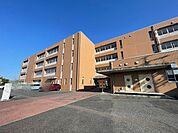小学校「四日市市立富田小学校まで399m」
