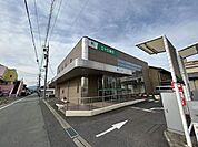銀行「三十三銀行津新町支店まで686m」