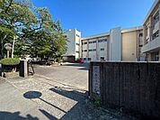 中学校「津市立南郊中学校まで918m」