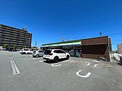 コンビニ「ファミリーマート津市ヨットハーバー店まで470m」