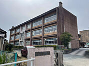 小学校「津市立栗真小学校まで973m」