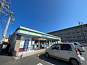 コンビニ「ファミリーマート津市南新町店まで348m」