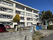 中学校「津市立西橋内中学校まで1373m」