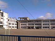 小学校「津市立新町小学校まで604m」