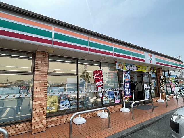 コンビニ「セブンイレブン津市上浜町3丁目店まで547m」