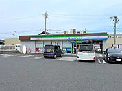 コンビニ「ファミリーマート鈴鹿中江島町店まで908m」
