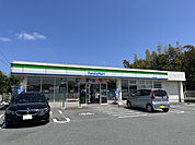 コンビニ「ファミリーマート鈴鹿下箕田店まで906m」