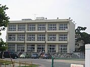 小学校「桑名市立長島中部小学校まで1431m」