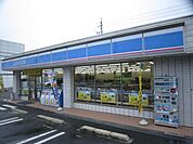 コンビニ「ローソン桑名新西方店まで818m」