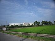 中学校「桑名市立正和中学校まで1228m」