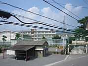 小学校「いなべ市立山郷小学校まで561m」