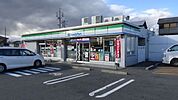 コンビニ「ファミリーマートまで990m」