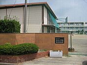 小学校「桑名市立城南小学校まで1094m」