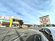 スーパー「ヨシヅヤ員弁店まで818m」