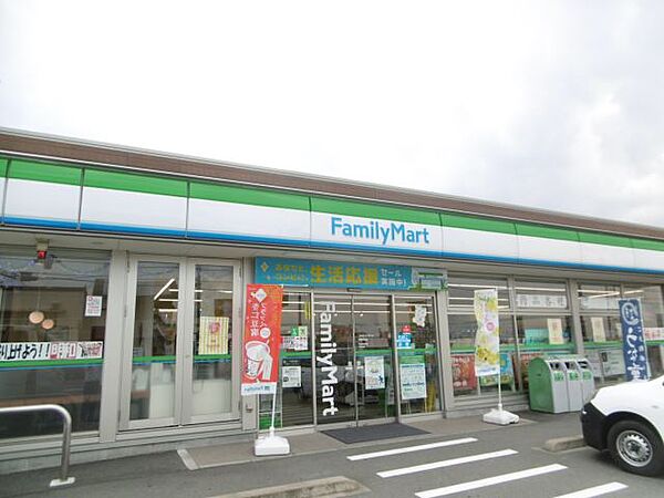 画像22:コンビニ「ファミリーマートまで2400m」