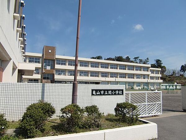 画像24:小学校「市立関小学校まで140m」