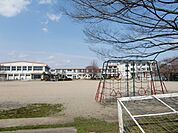 小学校「亀山市立川崎小学校まで1139m」